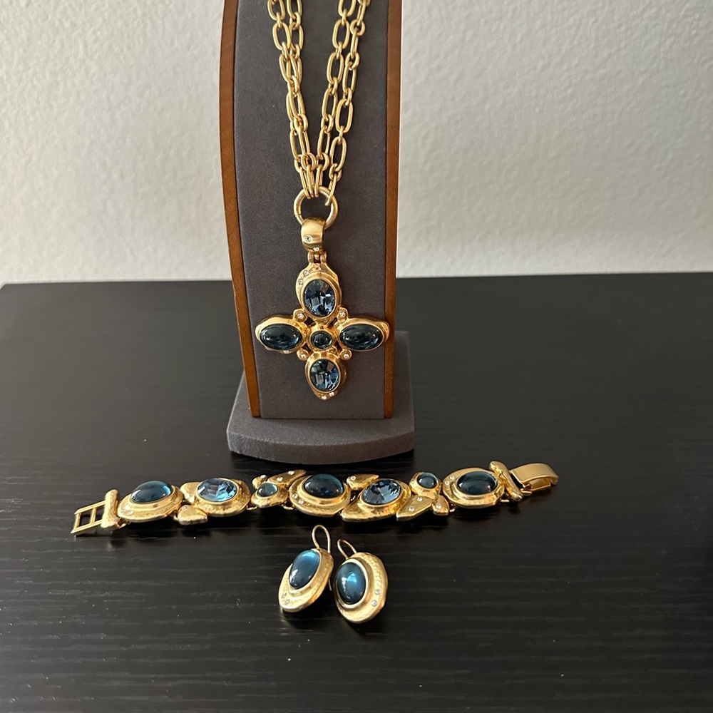 Blue stone set in gold Necklace, Bracelet and Earring Set